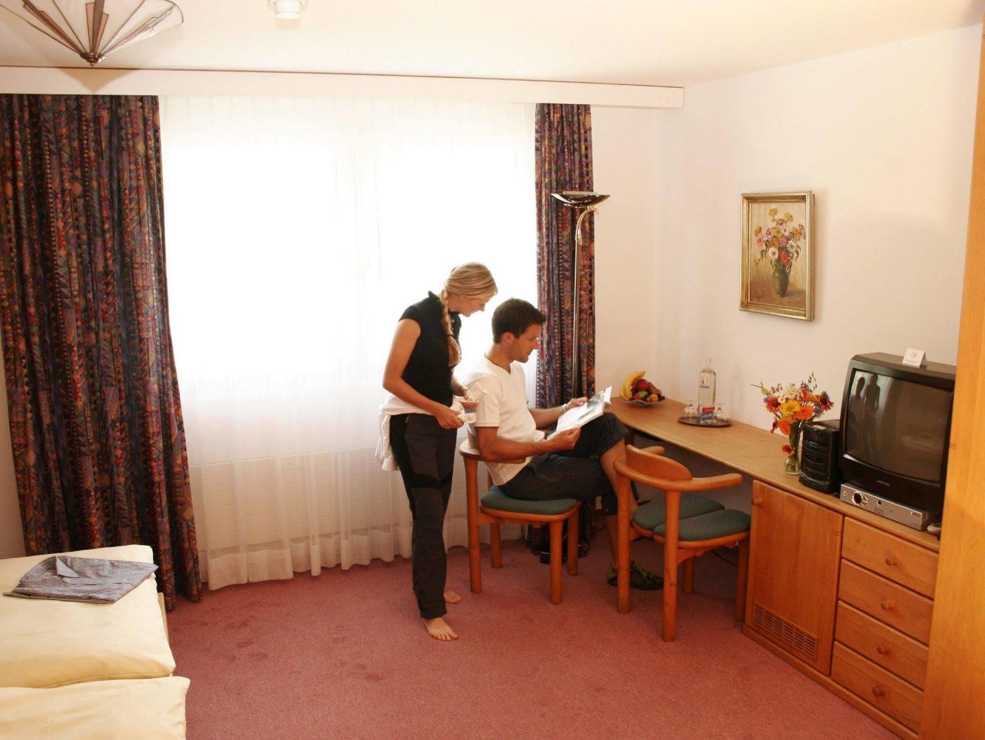 Typically Swiss Hotel Altana Scuol Szoba fotó